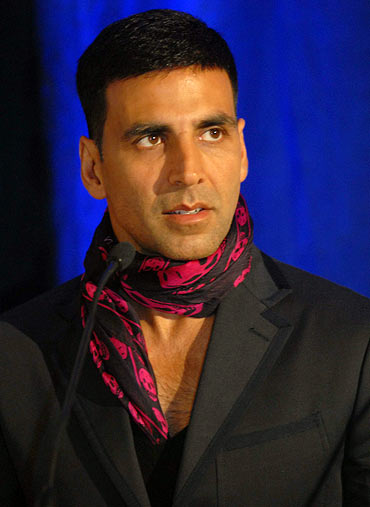 Akshay gives `Son of Sardar` title to Ajay